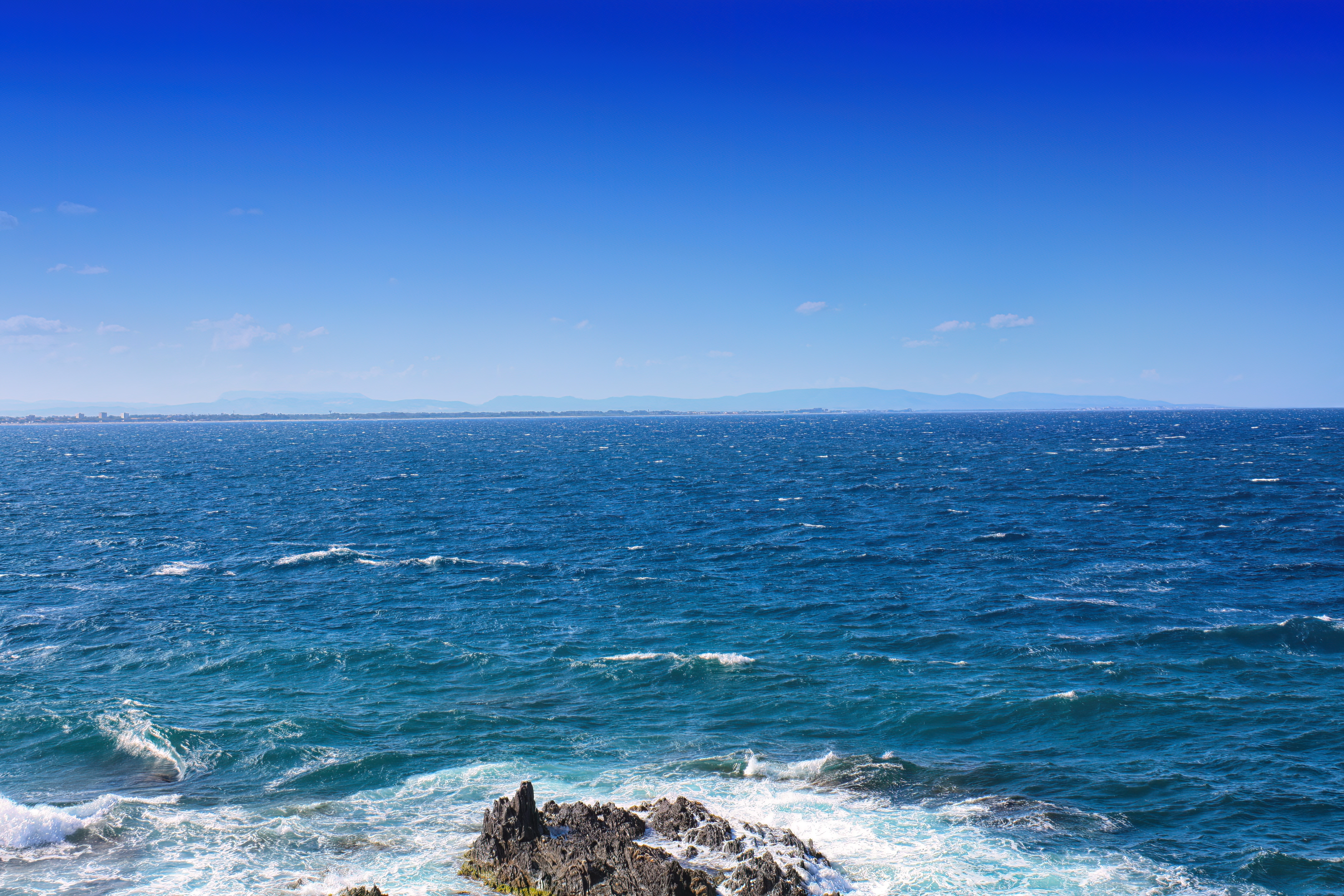 Tramontane sur la Méditerranée ጠ Vagues sur les rochers de Collioure